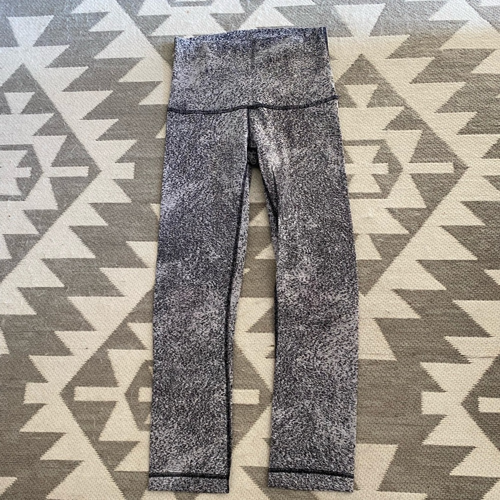 •Lululemon Wunder Under High Rise Crop•